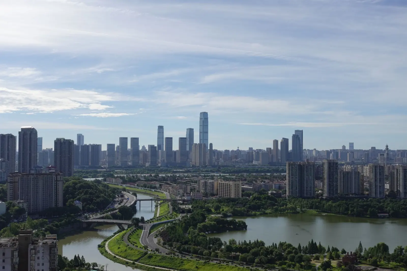 云南企业品牌视觉系统建设中的VI设计要点与实施路径解析