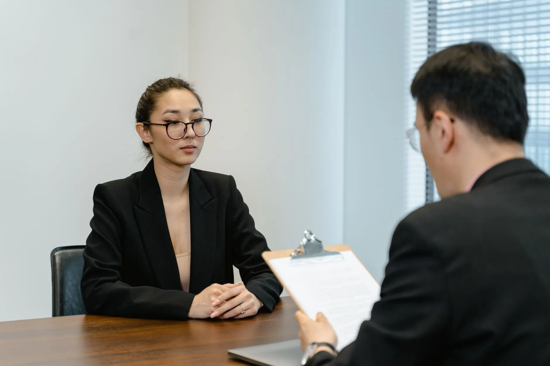 云南企业品牌视觉系统建设观察:从标志设计到VI设计的落地路径分析
